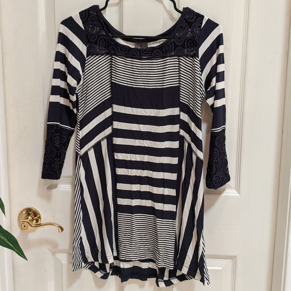 Skye's the Limit Blue/White Tunic w/Lace Sleeve XS